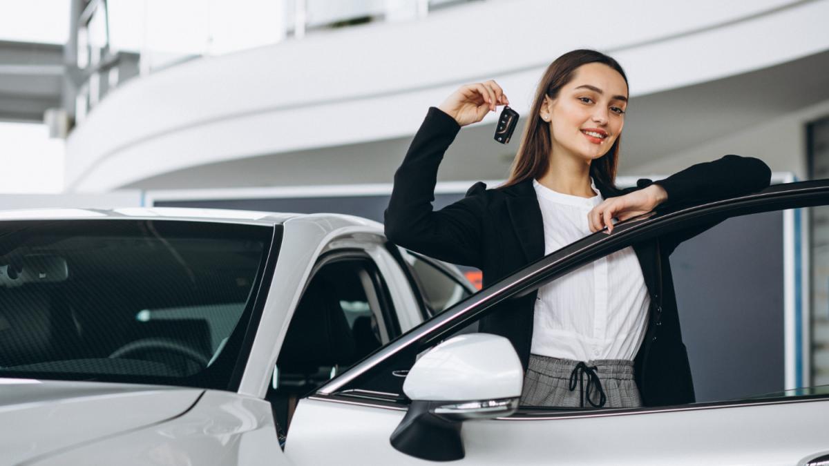 Женщина купила автомобиль Женщина купила автомобиль