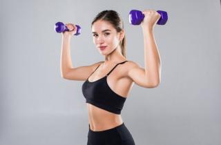 План тренировки по системе push-pull: отжимания, подтягивания и приседания с гантелями