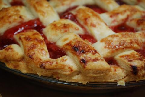 Шеф-повар рассказал, как сделать миндальный пирог мягким и воздушным, следуя нескольким правилам