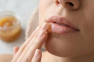 Стоматологический гигиенист заподозрил грибок при трещинах на губах