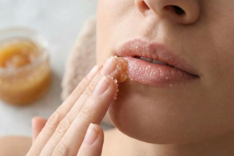 Стоматологический гигиенист заподозрил грибок при трещинах на губах