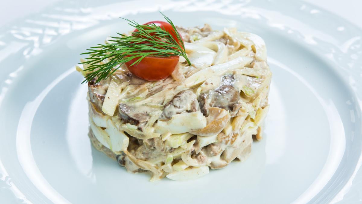 Салат с кальмарами