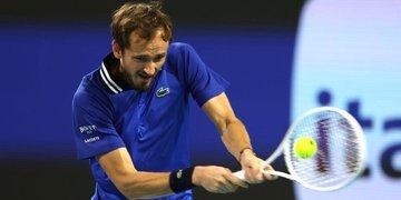 Теннисист Медведев вышел в полуфинал турнира серии 