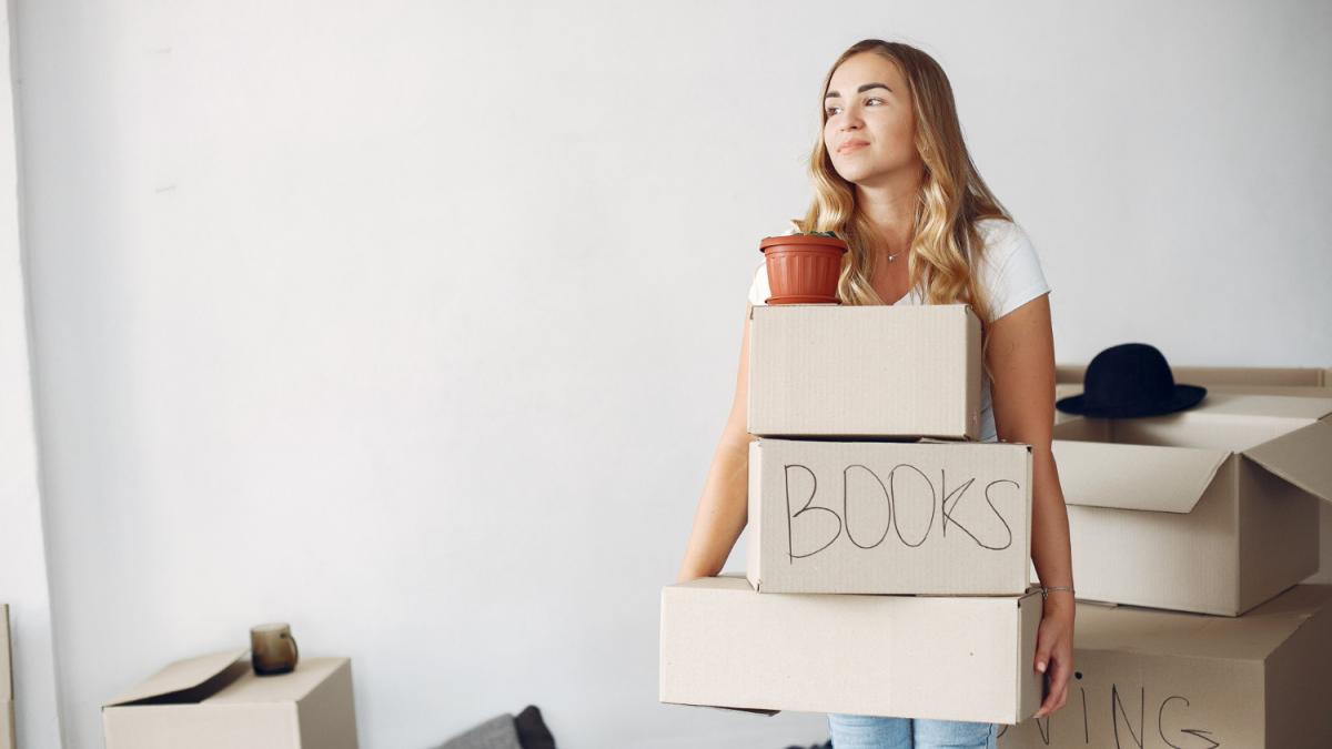 Девушка переезжает Девушка переезжает