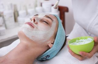 Кисломолочные продукты подходят для мягкого обновления сухой кожи — дерматологи