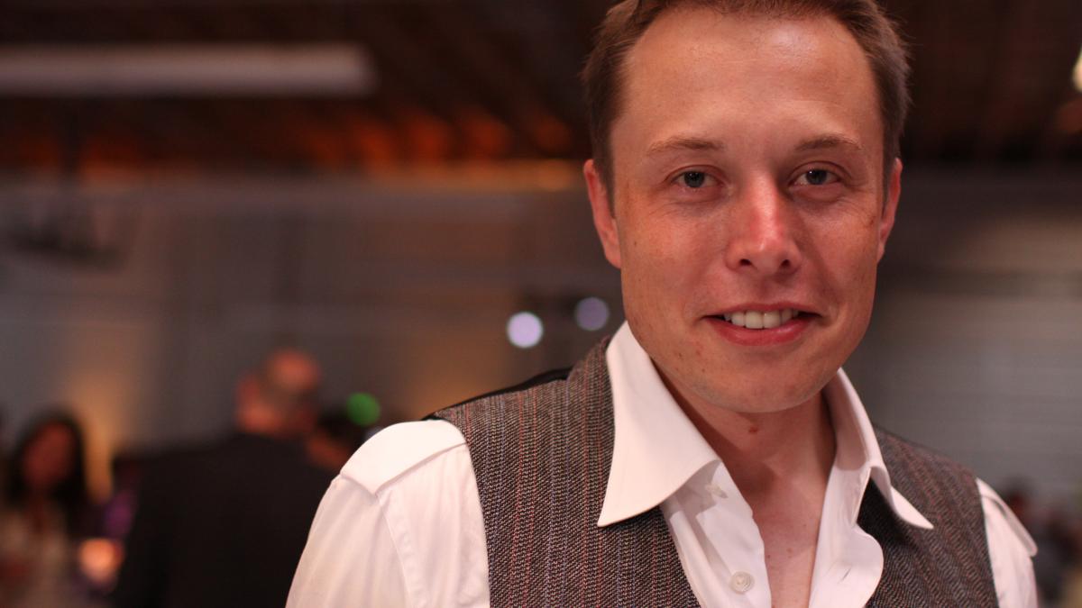 Илон Маск на торжественном открытии Tesla в Менло-Парке Илон Маск на торжественном открытии Tesla в Менло-Парке