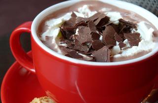 Эксперт по кулинарии рассказал, как приготовить идеальный горячий шоколад