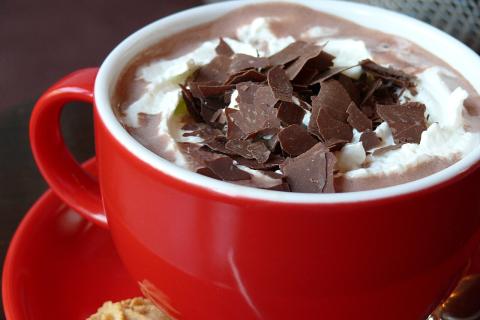Эксперт по кулинарии рассказал, как приготовить идеальный горячий шоколад