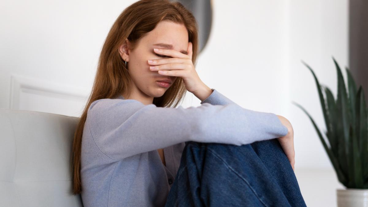 Девушка грустит