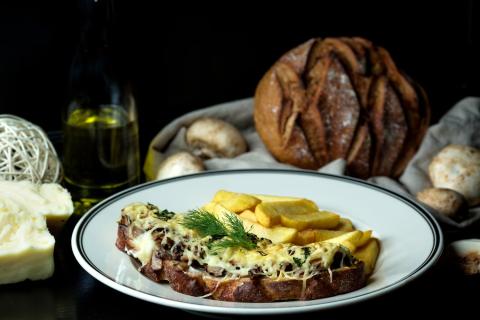 Как приготовить мясо по-французски на сковороде с грибами и сыром