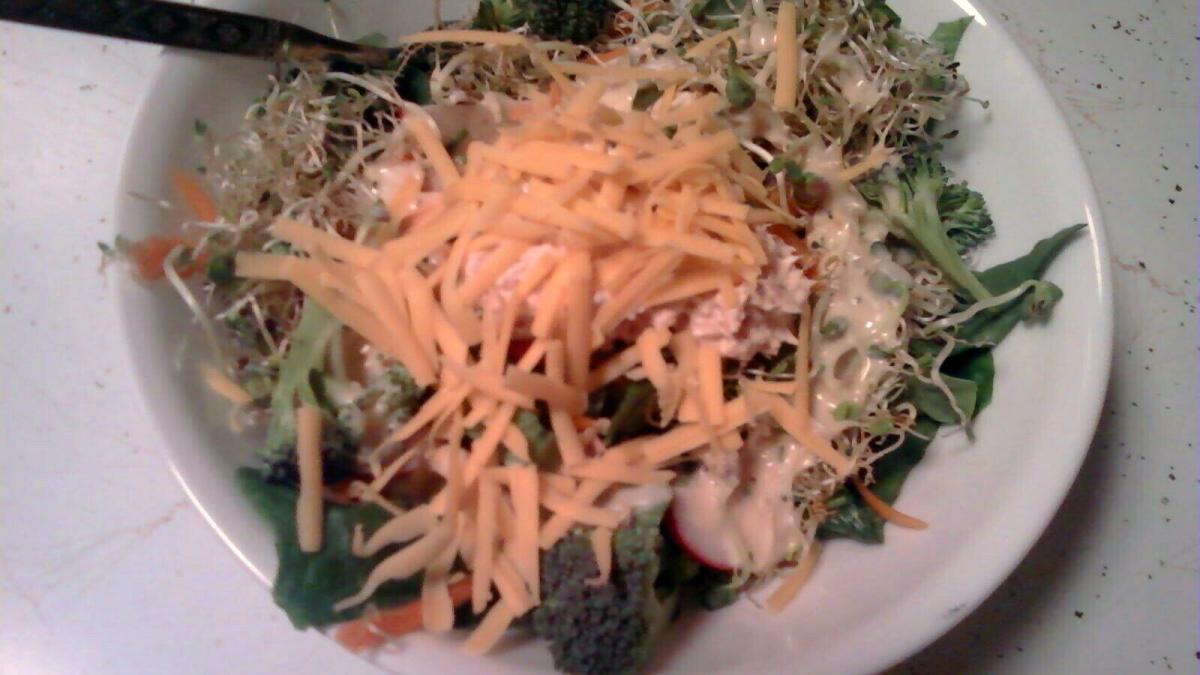 Салат с сельдереем, морковью и сыром