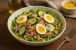 Диетолог Алекс Альдеборг: салат с тунцом полезнее при замене майонеза йогуртом