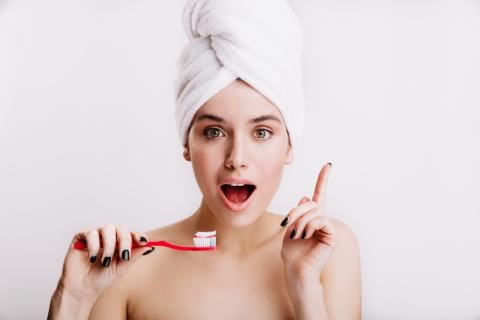 Чистить зубы сразу после еды опасно для эмали — стоматологи