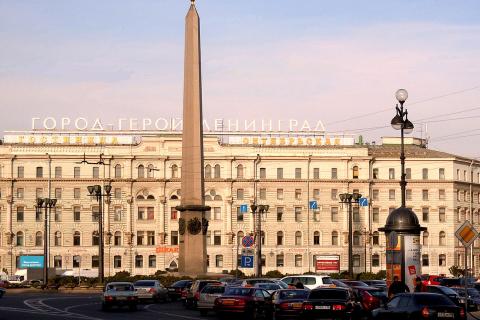 В Петербурге расширяется применение жёлтой разметки для запрета парковки во дворах