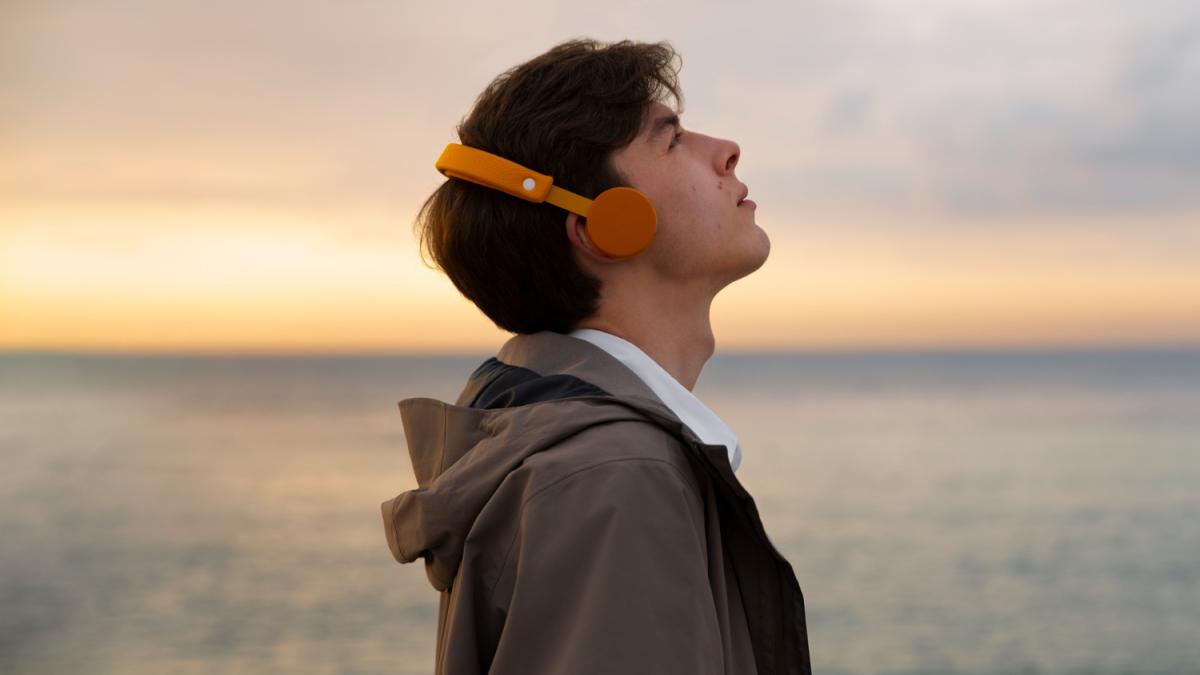 Парень мечтает