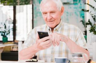 Отсутствие общения усиливает симптомы депрессии у пенсионеров, говорят психологи