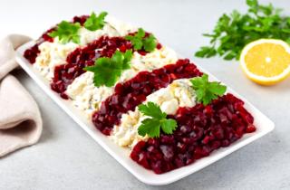 Сняла с селёдки шубу — от бабушкиного рецепта уже тошнит: неожиданный ингредиент в составе изменил всё