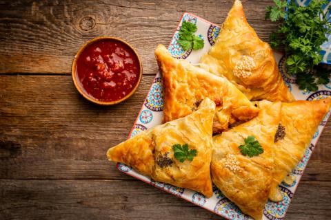 Конвертики с яблоками из слоёного теста сохраняют хрустящую корочку при выпекании 180°C