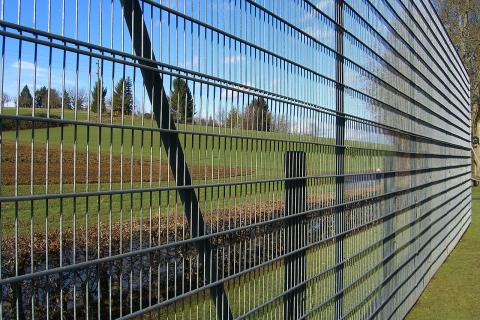 Сетка-рабица остаётся самым популярным материалом для ограждений на дачных участках — эксперты Сетка-рабица остаётся самым популярным материалом для ограждений на дачных участках — эксперты