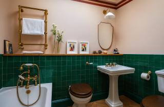 Широкие зеркала визуально расширяют маленькие ванные — дизайнеры интерьеров