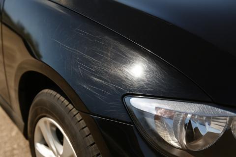 Царапина на кузове автомобиля может привести к коррозии металла Царапина на кузове автомобиля может привести к коррозии металла