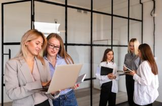 Коллеги из большинства следуют за меньшинствами при смене работы — Science Advances