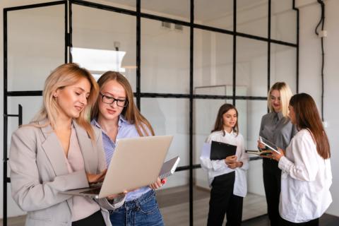 Коллеги из большинства следуют за меньшинствами при смене работы — Science Advances