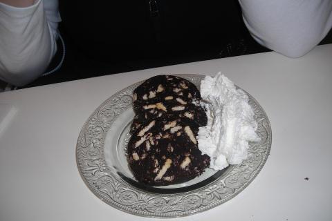 Рецепт шоколадной колбасы из печенья со сгущенкой