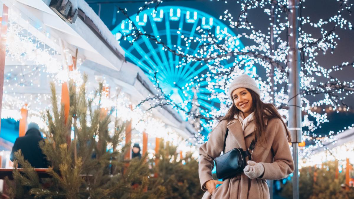 Молодая женщина в новогодней сказке