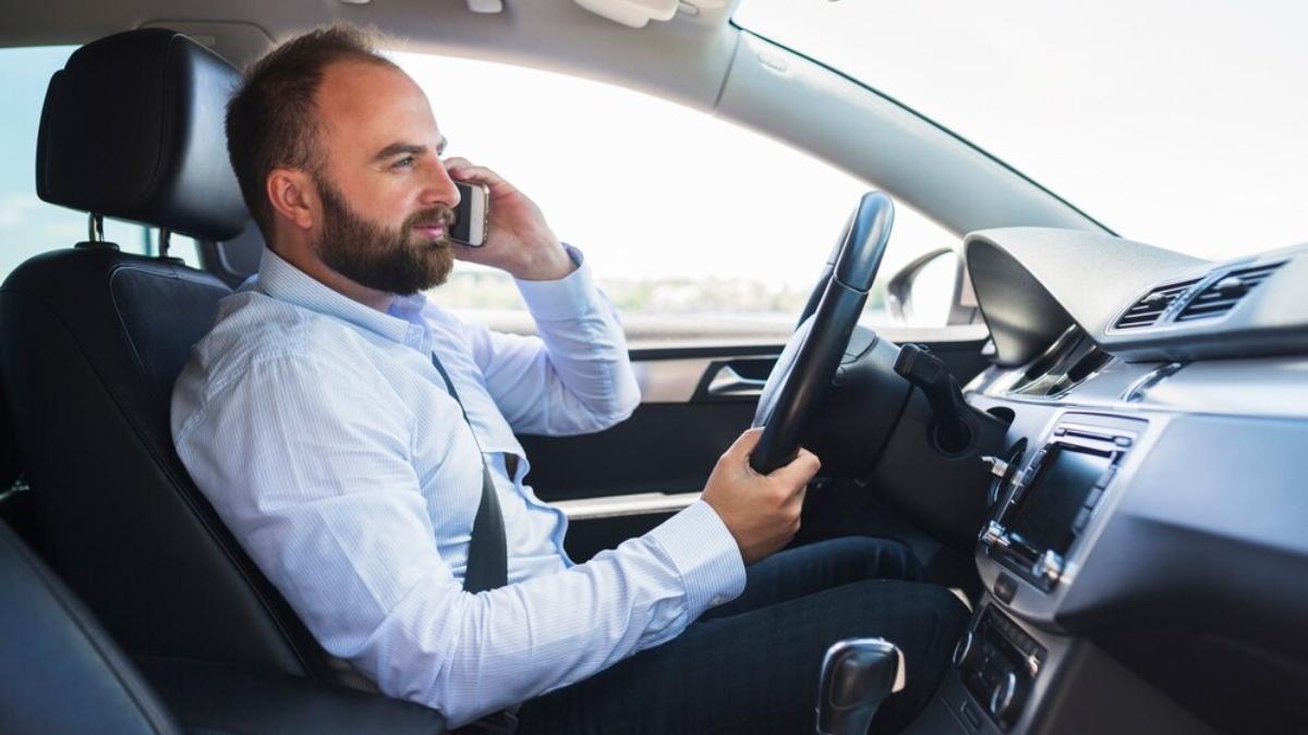 водитель с телефоном