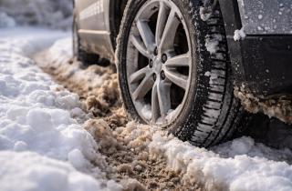 Зимой давление в шинах снижают на 0.1-0.2 бара для сцепления — шиномонтажник