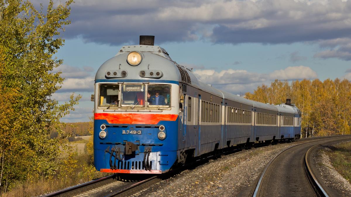 Движущийся дизель-поезд Д1-749 в России