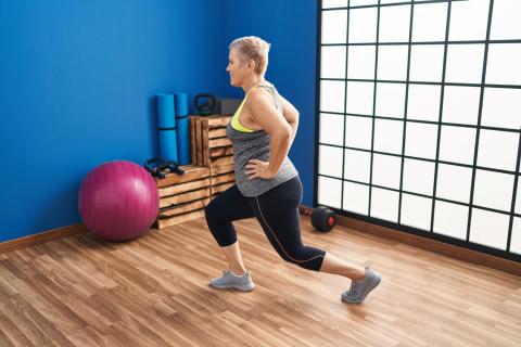 После 45 делаю эти 4 упражнения по утрам — скованность исчезает, тело будто перезагрузили