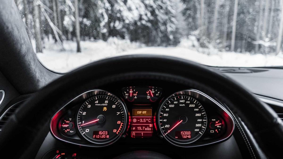 Приборная панель в машине