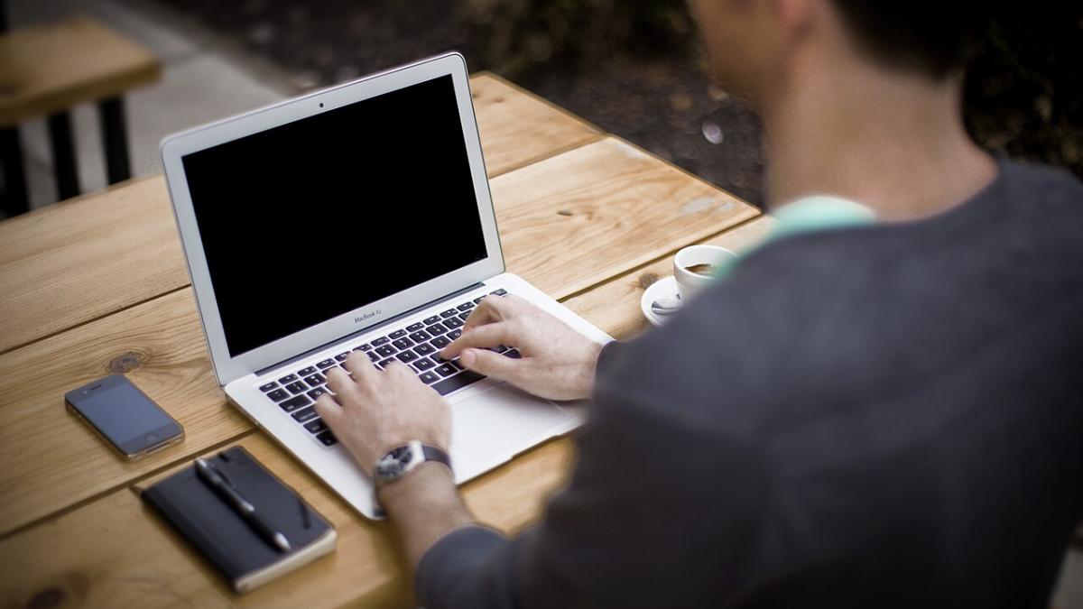 Фрилансер работает на ноутбуке