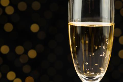 Шампанское создаёт эффект пузырьков методом шампенуаз, формируя неповторимый вкус и аромат — виноделы Франции