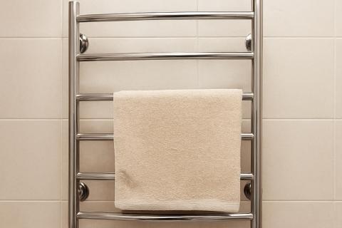 Дизайнер Надежда Чернышова: открытые полки в ванной — источник беспорядка и трудностей с уборкой