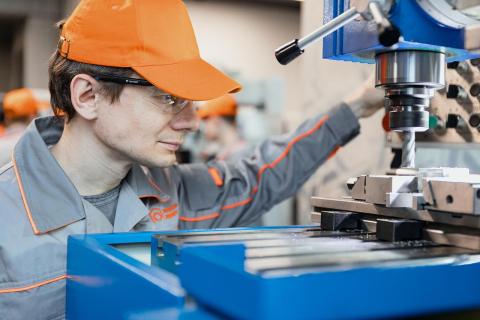 Дефицит рабочих кадров в промышленности превышает 800 тыс человек — Панкратов