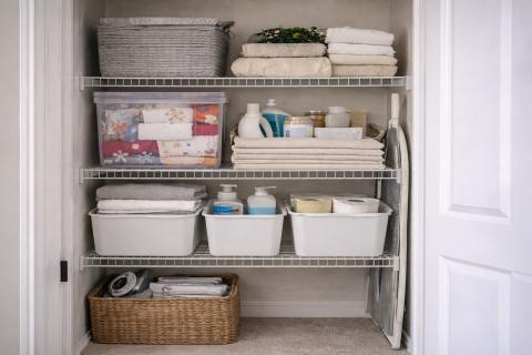 Минус беспорядок, плюс спокойствие: вещи, которые делают бельевой шкаф умнее