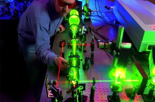 Алхимия внутри микросхемы: обычный чип заставляет фотоны менять цвет вопреки законам классики