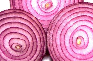 Маринование снижает горечь лука для салатов — кулинарные эксперты