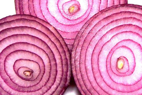 Маринование снижает горечь лука для салатов — кулинарные эксперты