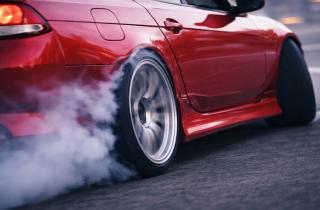 Дрифт на дороге превращает шоу в уголовное дело: эффектный манёвр может обернуться лишением свободы