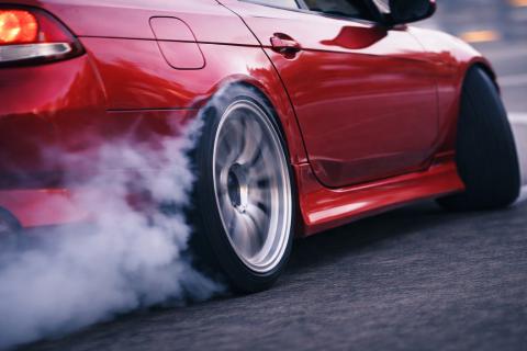 Дрифт на дороге превращает шоу в уголовное дело: эффектный манёвр может обернуться лишением свободы