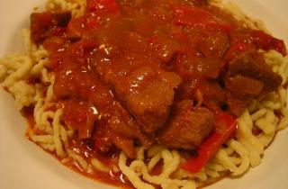 Куриный гуляш стал популярным блюдом домашних поваров — кулинары