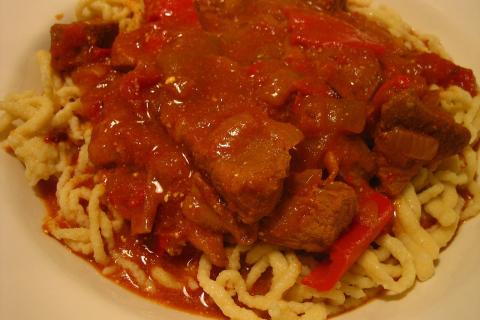 Куриный гуляш стал популярным блюдом домашних поваров — кулинары