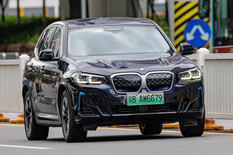BMW использовала переработанный алюминий, пластик и литий при создании электромобиля iX3