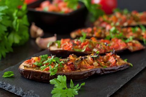 Рецепт баклажанов веером с помидорами и сыром: пошаговое приготовление