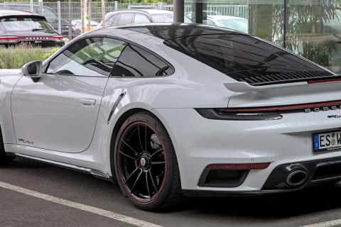 Эксперты объяснили, почему резкий занос на спорткарах вроде Porsche 911 и S2000 — это ошибка водителя