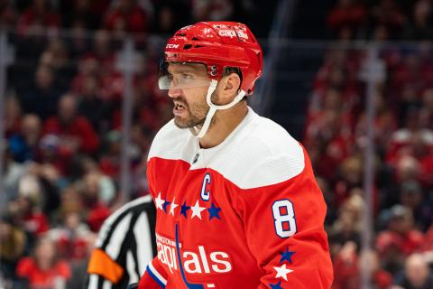 Александр Овечкин замечен у минивэна Aurus Arsenal в Москве